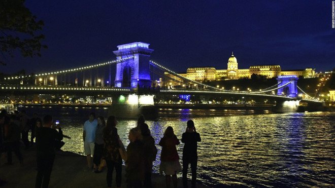 Cây cầu Budapest lấp lánh ánh đèn ở Hungary